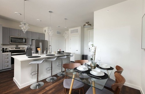 Southtown Apartment | 2BR Oasis w/Gym, Parking Near Rvrwalk &Dome