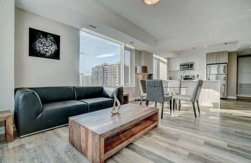 Ottawa Division Apartment | 2BR Oasis w/Gym & Terrace, Near Hintonburg!
