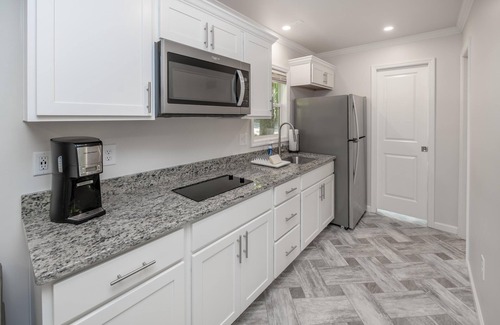 Singers Glen Cottage | 2BR Pet-Friendly Deluxe Cabin at Endless Caverns - Family Escapes at Endless Caverns Resort
