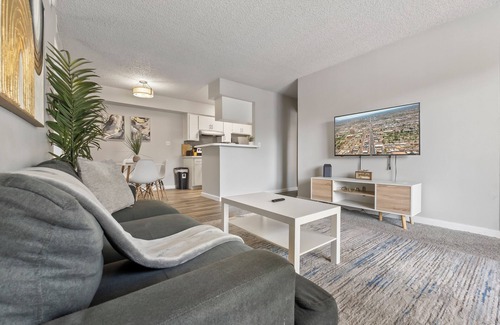 Mesa Apartment | 2BR/Pool/Gym/1 Mi To Banner Hospital