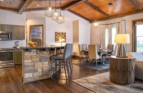 Lake Delton Condo | 2br Presidential Condo Luxury Getaway!
