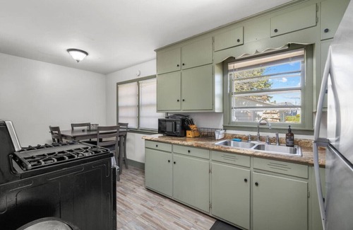 Davenport House | 2BR Quiet Home *Pet-Friendly* w/Outdoor Firepit
