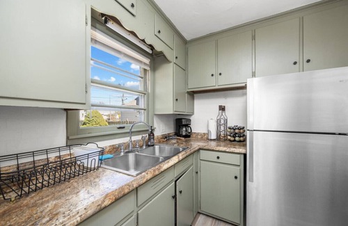 Davenport House | 2BR Quiet Home *Pet-Friendly* w/Outdoor Firepit