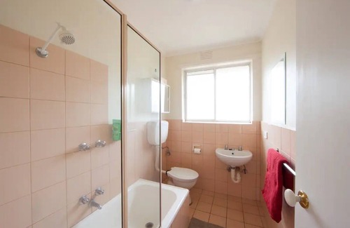 St. Kilda East Apartment | 2br, Safe, Locked Parking & Close to Transport