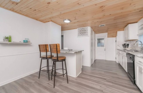 West Irondequoit House | 2BR Shoreside Retreat w/Beach Access & Interiors