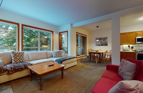 Upper Village Condo | 2BR Ski In/Ski Out Condo | Hot Tub | Free Parking