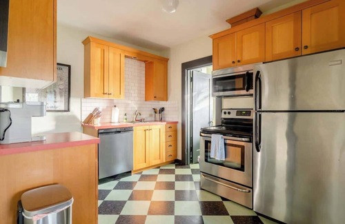 Belmont House | 2BR Sleeps 6 Perfect Location for Foodies