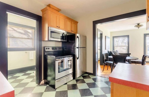 Belmont House | 2BR Sleeps 6 Perfect Location for Foodies