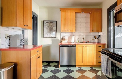 Belmont House | 2BR Sleeps 6 Perfect Location for Foodies