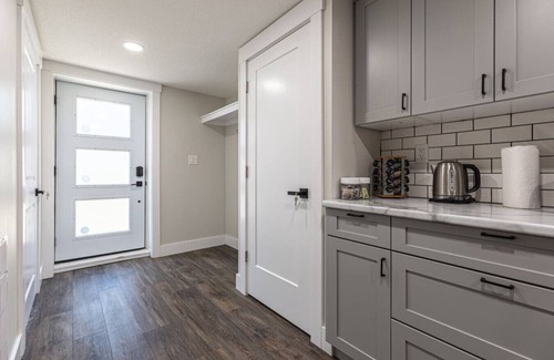 Kitchener Apartment | 2BR Sleeps 6 +Wifi+Parking+Pet