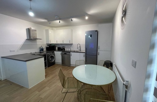 Tollington Apartment | 2BR-Sleeps4-Parking-Balcony-NearCityCentre