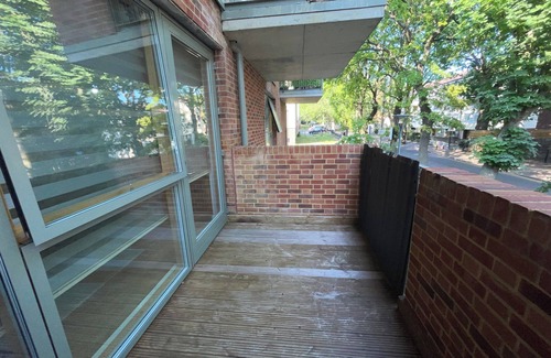 Tollington Apartment | 2BR-Sleeps4-Parking-Balcony-NearCityCentre