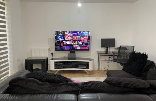 Tollington Apartment | 2BR-Sleeps4-Parking-Balcony-NearCityCentre