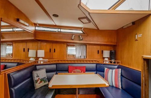 Charlestown Boat Rental | 2BR Spacious & Comfy 43' Yacht - Heat & AC - On the Freedom Trail - Best Nights Sleep