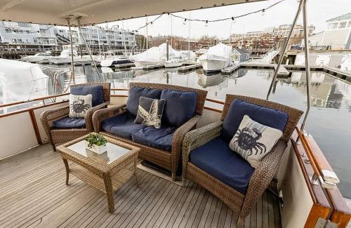 Charlestown Boat Rental | 2BR Spacious & Comfy 43' Yacht - Heat & AC - On the Freedom Trail - Best Nights Sleep