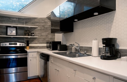 Neartown House | ✨2BR Stunning Montrose Space! ✨ A Foodie's Dream Loc ⭐️⭐️⭐️⭐️⭐️