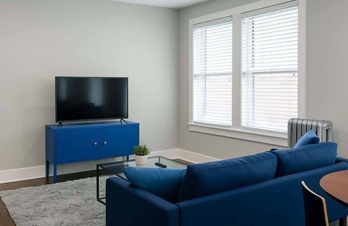 Lakeview Apartment | 2BR Stylishly Apt in Lakeview