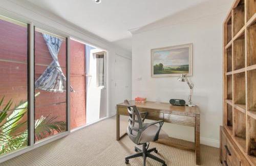 Alexandria Apartment | 2BR Terrace on Leafy Tree-Lined Street