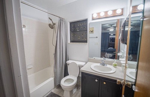 Gainesville House | 2br Townhome near I-75 with 50in TVs, Comfy Beds & Backyard