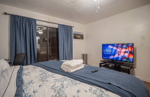 Gainesville House | 2br Townhome near I-75 with 50in TVs, Comfy Beds & Backyard