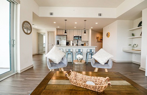 Third Ward Apartment | 2BR Uptown Furnished Apartment near Truist Fields by RedAwning