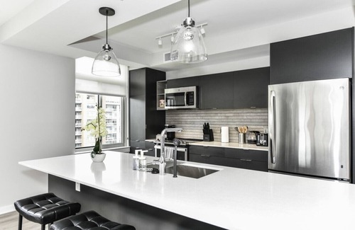 Crystal City Apartment | 2BR Urban Retreat | Gym, Prkng & Scenic Rooftop
