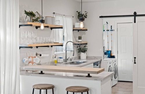 Central Sacramento House | 2BR Urban Retreat w/Netflix & Laundry, near DT Sac