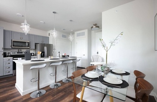 Southtown Apartment | 2BR UrbanEscape w/Gym, Prkng Near Rvrwalk & Dome