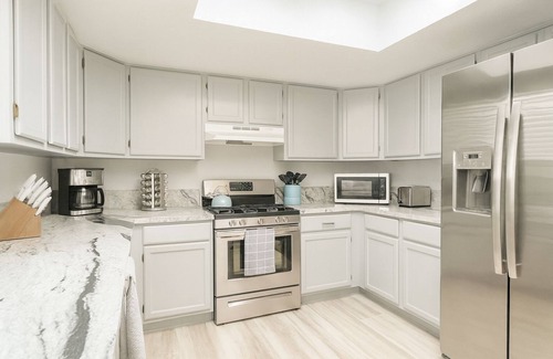 Lake Havasu City Villa | 2BR Villa Near Windsor Beach Hot Tub Oasis Boat/RV Parking w/Hookups