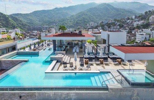 Emiliano Zapata Condo | 2BR w/Workspace | Rooftop Pool, Gym & Bar
