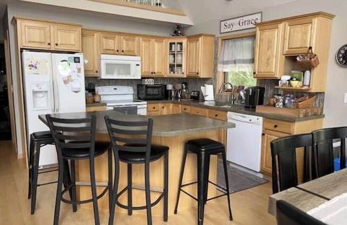 Chassell House | 2BR Waterfront Retreat on Portage Lake & DNR Trail