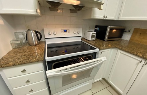 Fairview Apartment | 2BR with balcony and free parking in Square One