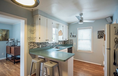 Ferndale House | 2BR with Pretty Art and Cinema Reclining Couches