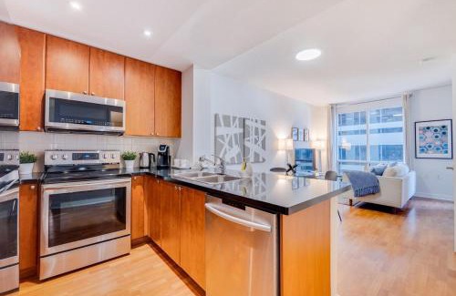 Bloor-Yorkville Apartment | 2BR Yorkville Condo - Self Check In & Free Parking