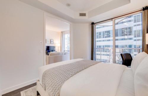Bloor-Yorkville Apartment | 2BR Yorkville Condo - Self Check In & Free Parking