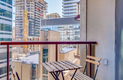 Bloor-Yorkville Apartment | 2BR Yorkville Condo - Self Check In & Free Parking