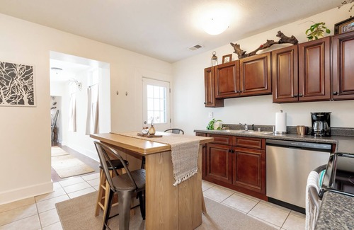 Schnitzelburg House | 2BR Zen Retreat Fire Pit Peaceful Backyard