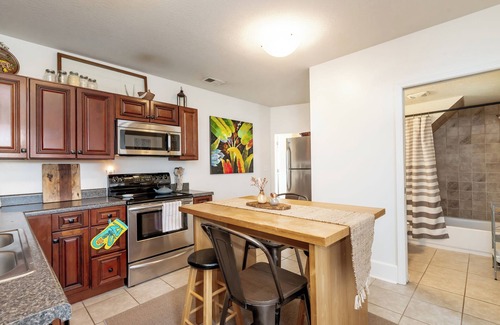 Schnitzelburg House | 2BR Zen Retreat Fire Pit Peaceful Backyard