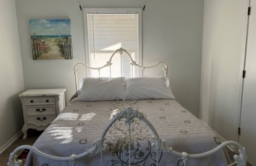 Bluffton House | 2brm 2bath Brick Bungalow 1450 sqft 15 mins to beach, walk to parks, restaurants