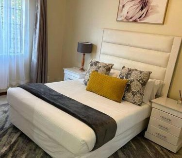 Die Hoewes Apartment | 2c - 4 No load shedding 2bed 2bath with garden