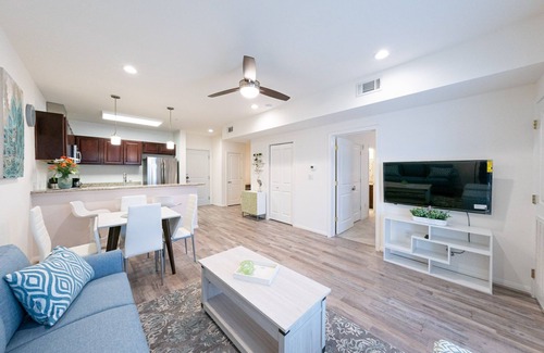 Katy Condo | 2H |*Holiday Special* Stylish, Gated Condo in Lifestyle Center Living|