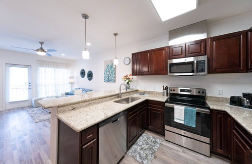 Katy Condo | 2H |*Holiday Special* Stylish, Gated Condo in Lifestyle Center Living|