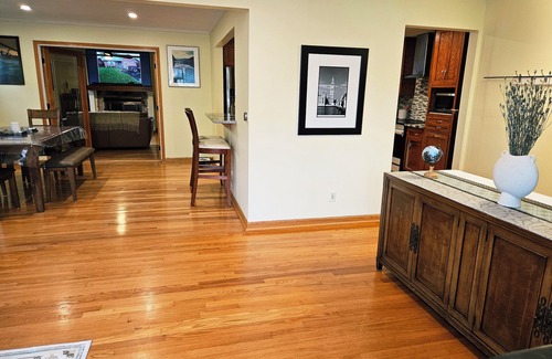 Buckingham Lake - Crestwood House | <2mi to UAlbany+Private Driveway+600MBWFH+SmartHome+Kid-Friendly+Backyard Movies