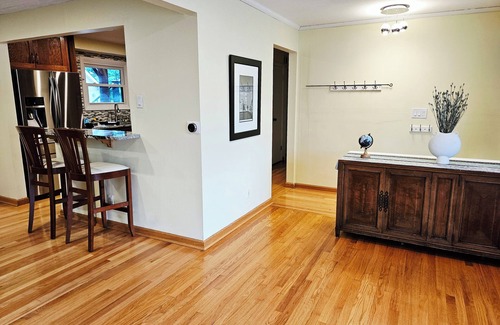 Buckingham Lake - Crestwood House | <2mi to UAlbany+Private Driveway+600MBWFH+SmartHome+Kid-Friendly+Backyard Movies