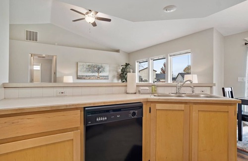 Nampa House | 2Min>NNU/NampaHS★LongStays★300mbps★1600ft²★