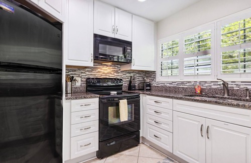 American Beach Condo | 2min walk to beach! Dog Friendly! Pool View. Close to The Ritz Carlton!