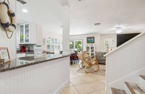 American Beach Condo | 2min walk to beach! Dog Friendly! Pool View. Close to The Ritz Carlton!