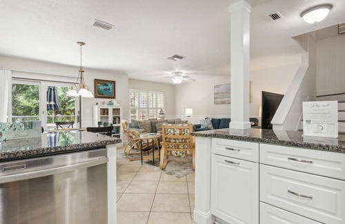 American Beach Condo | 2min walk to beach! Dog Friendly! Pool View. Close to The Ritz Carlton!