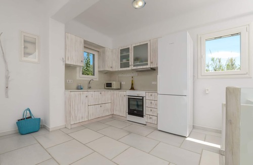 Agia Anna House | 2mins from Agia Anna/Plaka beach, family-friendly, quiet with backyard + garden