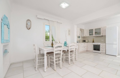 Agia Anna House | 2mins from Agia Anna/Plaka beach, family-friendly, quiet with backyard + garden